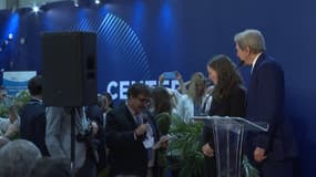 " Vous travaillez avec des pollueurs !": Un militant écologiste interrompt le discours de John Kerry à la COP27