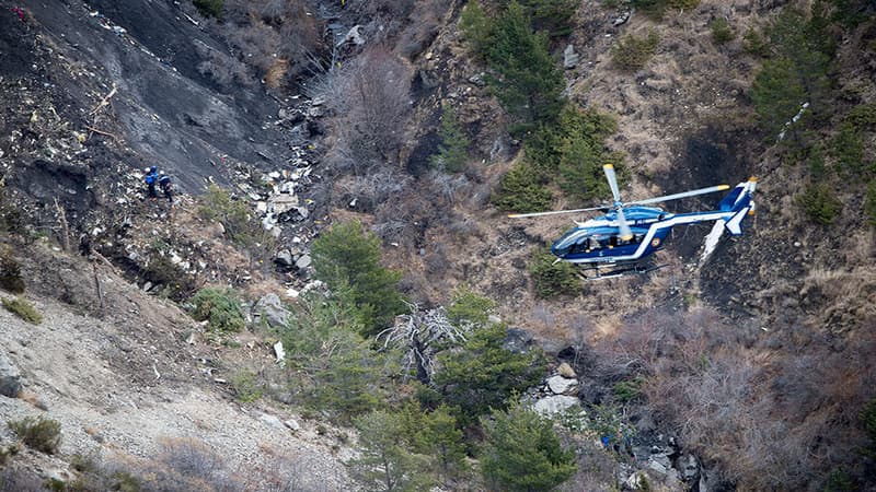 Des hélicoptères survolent la zone du crash de l'A320, dans les Alpes-de-Haute-Provence. 