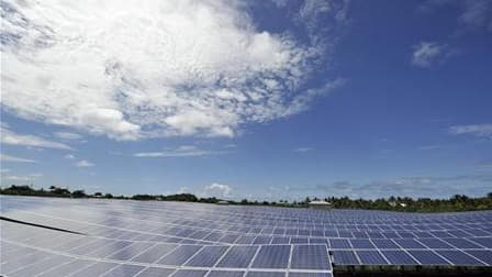 Les ministères de l'Economie et de l'Ecologie ont décidé de baisser de 12% le prix auquel EDF rachète l'électricité photovoltaïque, selon Le Figaro. /Photo d'archives//REUTERS/Gerard Cerles/Pool