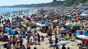 Foule sur la plage de Bournemouth dans le sud de l'Angleterre, le 25 juin 2020