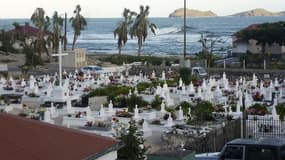 Sur l'île de Saint- Barthélemy, le cimetière où est enterré Johnny Hallyday.