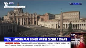 Les fidèles rendent hommage à l'ancien pape Benoît XVI 