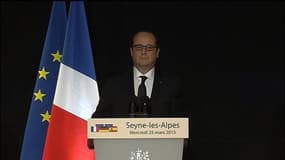 Hollande: "Tout sera mis en oeuvre" pour remettre les corps aux familles