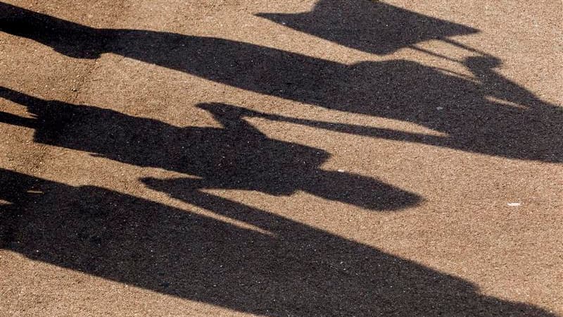 Jean-Marc Ayrault et Michel Sapin ont paru écarter mardi l'idée, suggérée par le Premier président de la Cour des comptes, Didier Migaud, d'une imposition des allocations familiales pour réduire les déficits publics français. /Photo d'archives/REUTERS/Cha