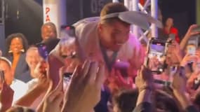 Antoine Dupont, avec des oreilles de lapin, s'est jeté dans la foule au Club France après la médaille d'or de l'équipe de France de rugby à 7, 27 juillet 2024