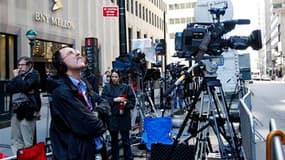 Caméras et photographes attendent au pied de l'immeuble où est provisoirement hébergé Dominique Strauss-Kahn, après sa libération sous caution par la justice de New York. L'ancien directeur général du FMI réside pour l'heure dans un appartement appartenan