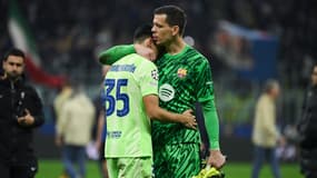 Wojciech Szczesny console Gerard Martin après l'élimination du Barça en demi-finale de Ligue des champions, 6 mai 2025