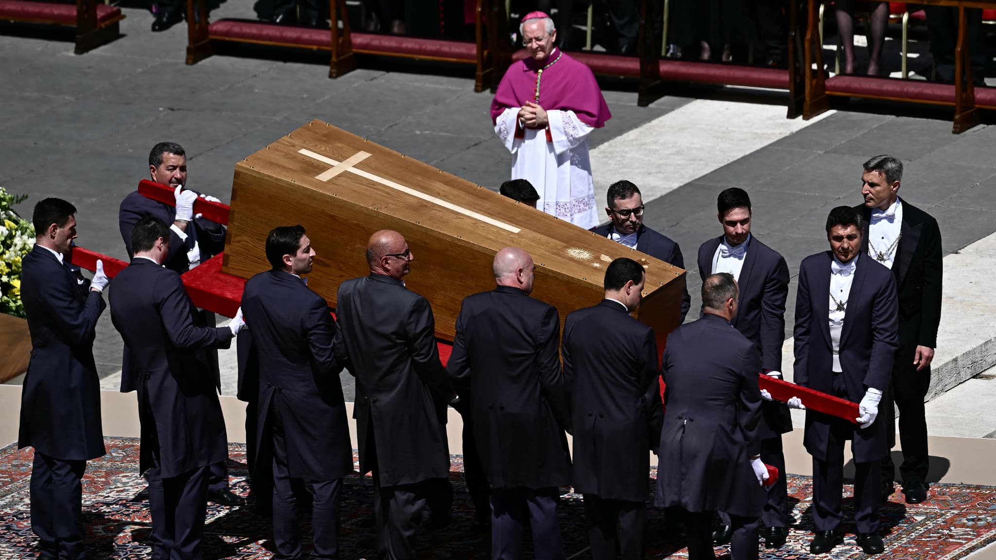 Le cercueil du pape François ramené dans la basilique Saint-Pierre à l'issue de la messe, ce samedi 26 avril 2025.