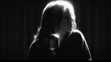 Billie Eilish dans le clip de "No Time To Die"