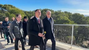 Le général Michel Delion, à gauche, et Philippe Mahé, préfet du Var, à droite, lors d'une visite au mémorial du mont Faron le 23 janvier 2024.