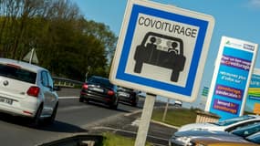 Une aire de covoiturage à Meteren, département du Nord, le 26 avril 2016