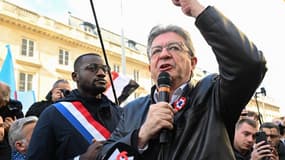 Jean-Luc Mélenchon et Carlos Martens Bilongo au rassemblement de soutien pour ce dernier le 4 novembre 2022, à Paris