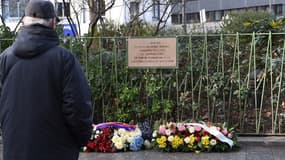 Une plaque en hommage au  policier Ahmed Merabet est installée boulevard Richard Lenoir.