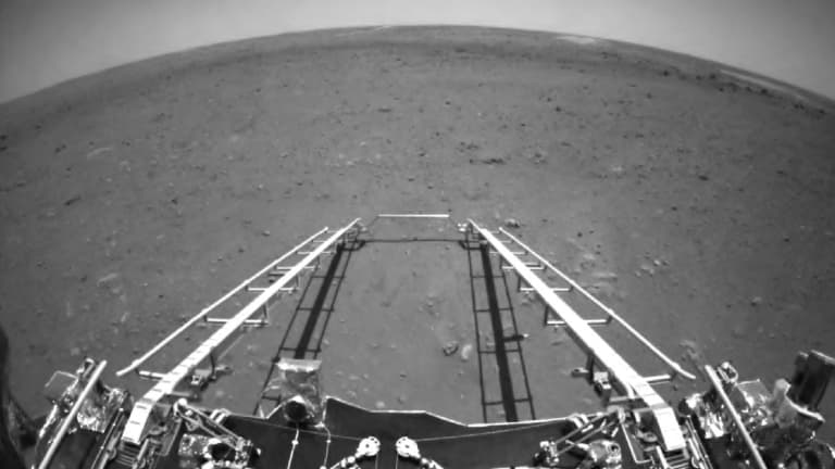 Photo diffusée le 19 mai 2021 par l'Agence nationale spatiale chinoise (CNSA), prise par une caméra du rover chinois Zhurong à la surface de Mars après son atterrissage le 15 mars 2021