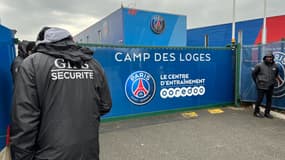 Des agents de sécurité devant le Camp des Loges le 11 mars 2022