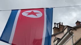 Le drapeau de la Corée du Nord installé dans les rues du centre-ville de Gap (Hautes-Alpes), jeudi 20 juin 2024.
