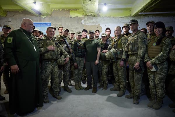 Volodymyr Zelensky, en chef de guerre, pose avec des combattants ukrainiens qu’il a récompensés à Mykolaïv le 18 juin 2022. 