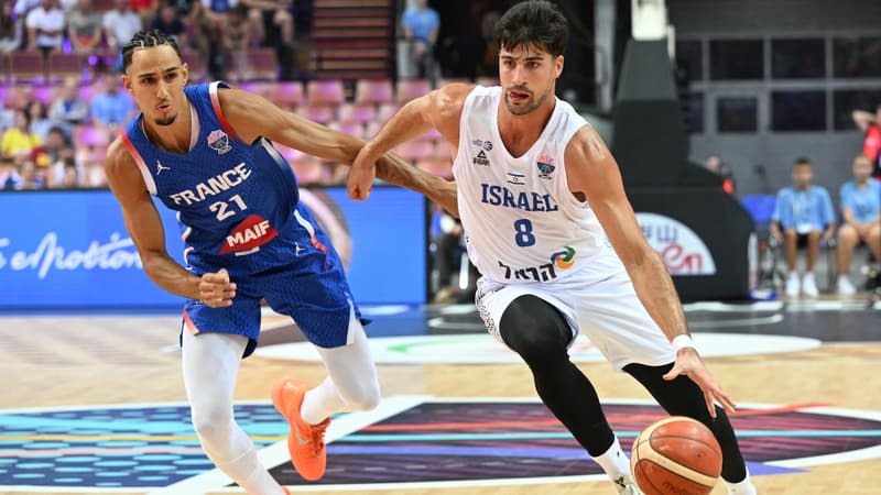 Zaccharie Risacher et Deni Avdija lors du match France-Israël à l'EuroBasket, 31 août 2025
