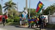 Des manifestants brandissent le drapeau kanak alors que le président Emmannuel Macron est arrivé à Nouméa, le 23 mai 2024 en Nouvelle-Calédonie 