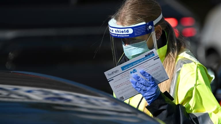 Une membre du personnel de santé d'un centre de tests de Bondi Beach enregistre un conducteur le 17 juin 2021 à Sydney, Australie (photo d'illustration)