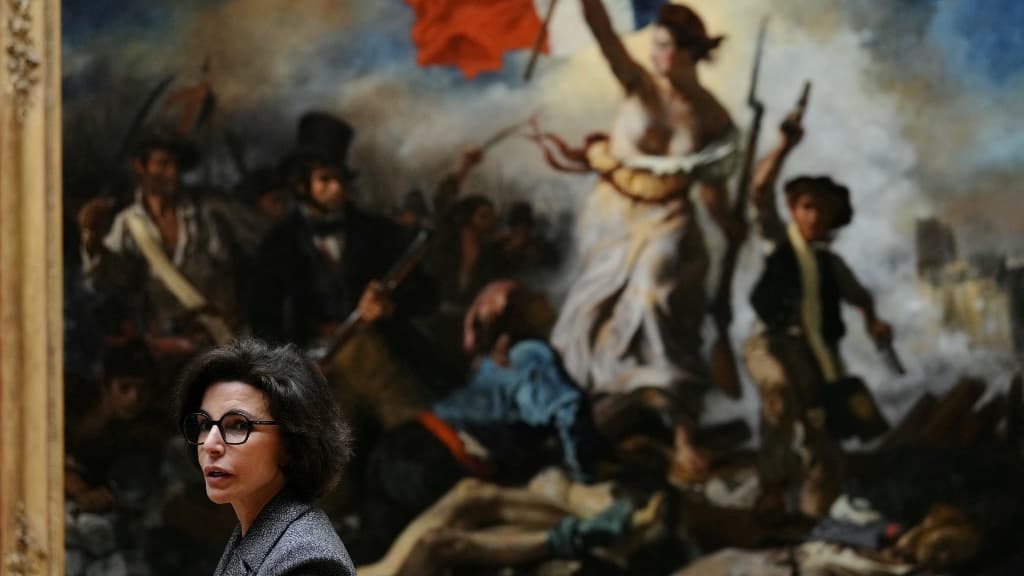 La ministre de la Culture Rachida Dati devant la toile "La liberté guidant le peuple" après sa restauration, musée du Louvre, avril 2024
