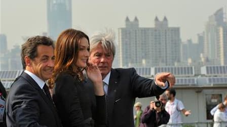 Nicolas et Carla Sarkozy ont disputé vendredi la vedette aux acteurs Alain Delon et Gong Li, lors d'une visite au pas de charge du pavillon français de l'Exposition universelle de Shanghai. /Photo prise le 30 avril 2010/REUTERS/Philippe Wojazer