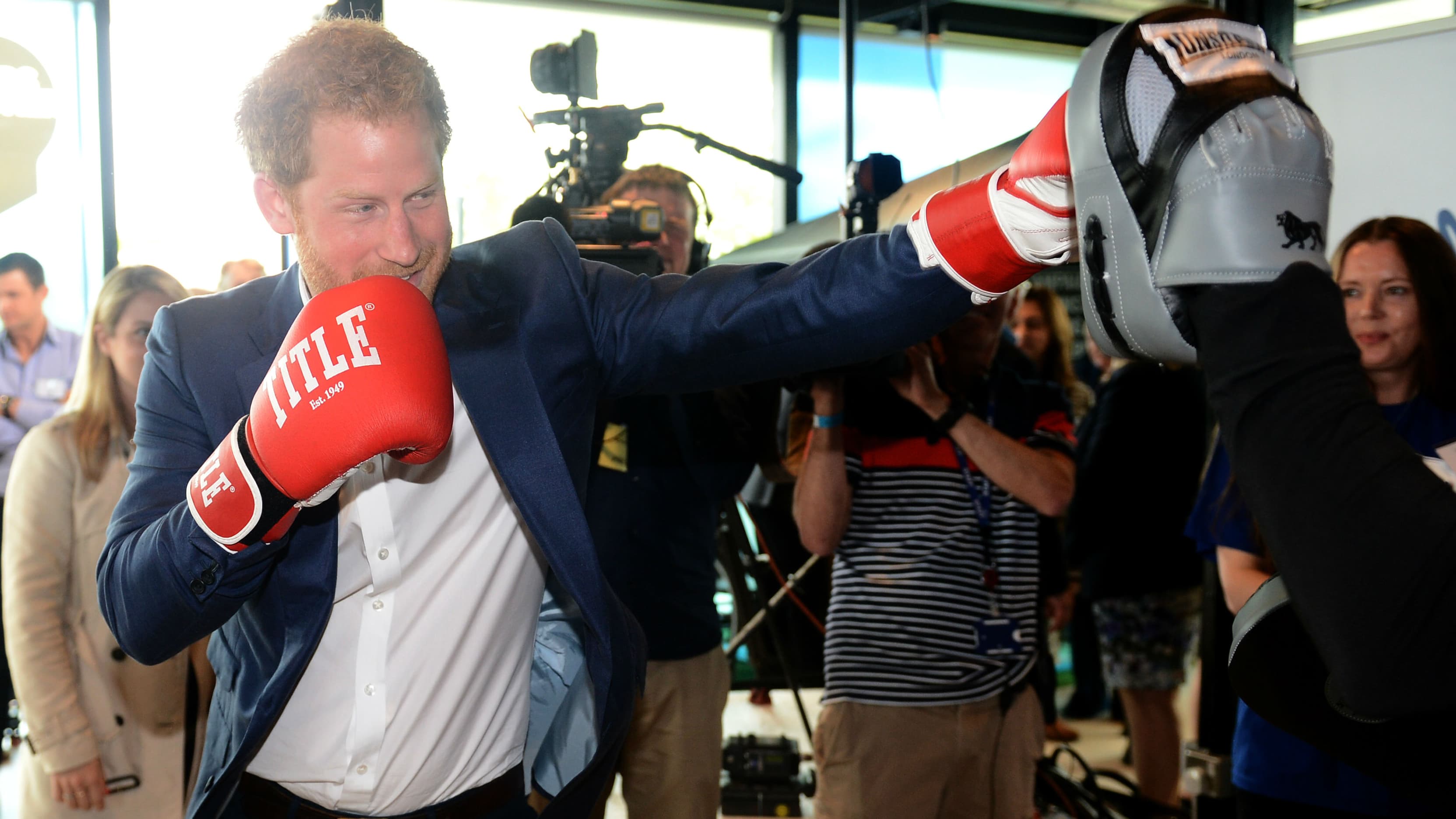 Le prince Harry boxe à Londres le 16 mai 2016 Le prince Harry boxe à Londres le 16 mai 2016