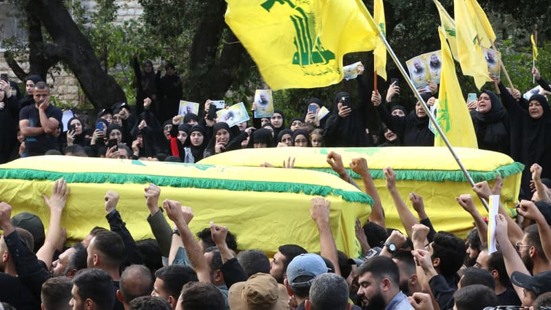 Obsèques de deux combattants du Hezbollah tués par des frappes israéliennes, à Khirbet Selm, au Liban le 10 octobre 2023.