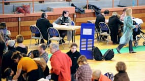 Des personnes en train de recevoir des vaccins dans un gymnase de Strasbourg destiné à la campagne en décembre 2009. 