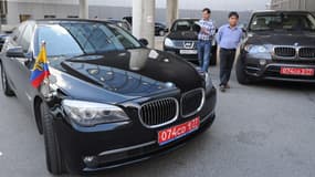 Une voiture diplomatique équatorienne à l'aéroport de Moscou, avant l'arrivée d'Edward Snowden, ce dimanche.