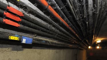 Des câbles de fibre optique dans les égouts de Paris.