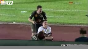 Il célèbre son but avec un fan en fauteuil roulant