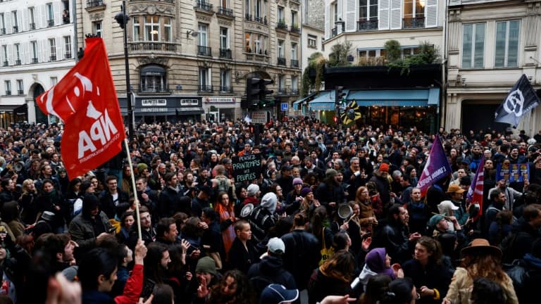 Manifestation contre la réforme des retraites pendant l'allocution du président Emmanuel Macron, le 17 avril 2023 à Paris