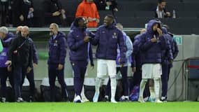 Marcus Thuram et Manu Koné sur le banc lors d'Israël-France, en Ligue des nations, le 10 octobre 2024.