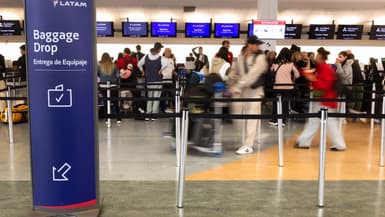 Des passagers font la queue aux comptoirs d'enregistrement de LATAM Airlines à l'aéroport international d'Auckland, en Nouvelle-Zélande, le 12 mars 2024.