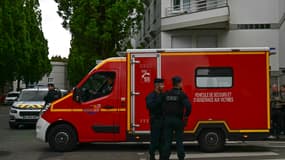 Un véhicule de premiers secours au lycée Notre-Dame de Toutes-Aides après une attaque au couteau, qui a fait un mort et trois blessés à Nantes, le 24 avril 2025.