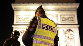 Un policier en patrouille devant l'Arc de triomphe lors de la soirée du Nouvel an, le 31 décembre 2020 à Paris