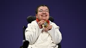 Aurélie Aubert sur le podium avec sa médaille d'or de Boccia gagnée aux Jeux paralympiques le 2 septembre 2024
