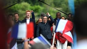 Jean-Luc Mélenchon, avec notamment à ses côtés Adrien Quatennens, député de La France insoumise, à  Châteauneuf-sur-Isère, le 29 août 2021