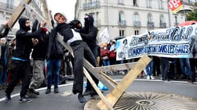 Un mannequin à l'effigie d'Emmanuel Macron a été pendu et brûlé lors d'une manifestation à Nantes le 7 avril