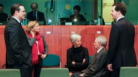 Les ministres des Finances suédois Anders Borg, espagnole Elena Salgado, française Christine Lagarde, allemand Wolfgang Schäuble et britannique George Osborne, à Bruxelles. Les ministres des Finances de l'Union européenne ont approuvé dimanche un plan d'a