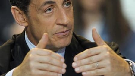 Nicolas Sarkozy perd un point à 29% d'opinions positives, son nouveau niveau le plus bas depuis son arrivée à l'Elysée en 2007, selon un sondage Viavoice à paraître lundi dans Libération. A l'inverse, 68% des sondés ont une opinion négative du chef de l'E