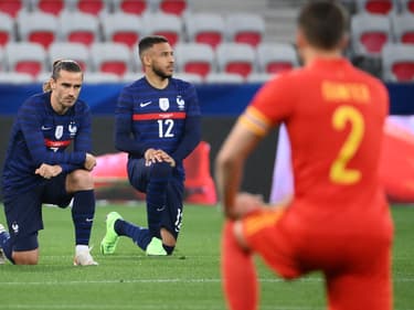 Antoine Griezmann et Corentin Tolisso posent un genou à terre lors d'un match contre le Pays de Galles à Nice (Alpes-Maritimes), le 2 juin 2021.