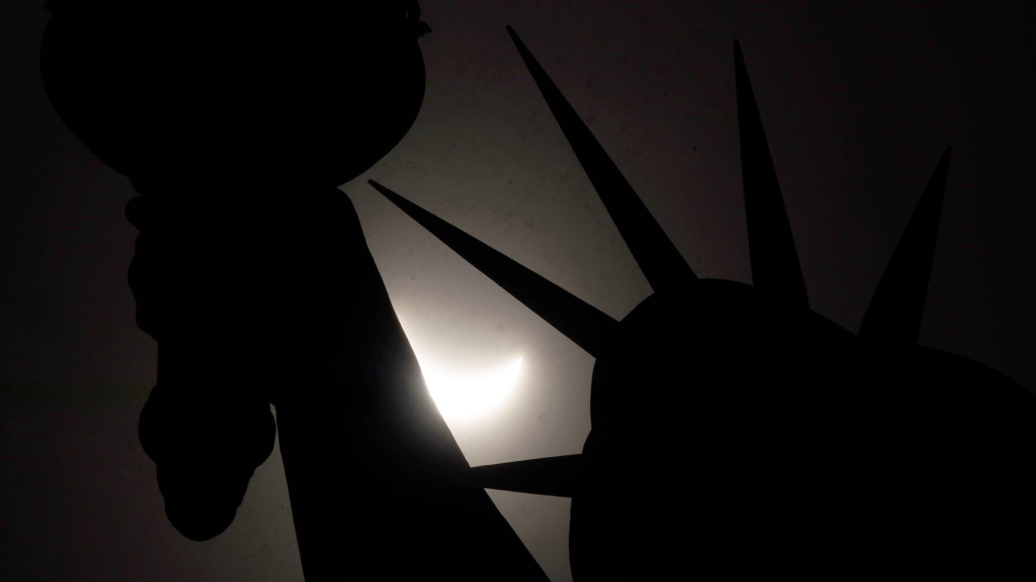 La Statue de la Liberté plongée dans le noir le 8 avril 2024 lors d'une éclipse totale