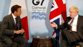 Le Premier ministre britannique Boris Johnson et le président français Emmanuel Macron lors d'une réunion bilatérale en marge du sommet du G7 en Cornouailles le 12 juin 2021