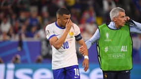 Kylian Mbappé pris en charge après sa fracture du nez lors de France-Autriche (1-0, Euro), le 17 juin 2024