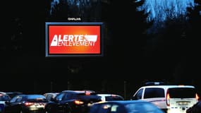 Des automobilistes passent devant un panneau d'information annonçant le plan "alerte enlèvement", le 19 décembre 2012 à Lille. Photo d'illustration
