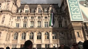 Drapeau palestinien accroché au balcon de l'Hôtel de ville de Paris le 22 septembre 2025