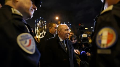 le ministre de l'Intérieur Gérard Collomb rencontre des policiers en patrouille le 31 décembre 2017 à Paris