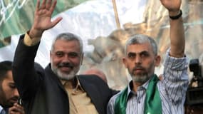 Yahya Sinouar (d) à Khan Yunis dans la bande de Gaza le 21 octobre 2011